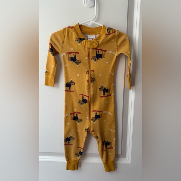 Hanna Andersson Mustard Moose Winter Print Cotton Kids Onesie Unisex 6-9 - Picture 2 of 5